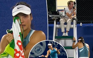 Mỹ nhân quần vợt bị kẻ lạ mặt đeo bám từ giải này đến giải khác, bật khóc trên sân đấu khi thấy 'đối tượng' trên khán đài