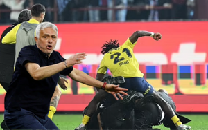 Trận đấu của Jose Mourinho xảy ra ẩu đả, buộc phải tạm dừng khi các 'cầu thủ chạy trốn'