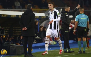 Tiền đạo Serie A bị rút khỏi sân, cả đội 'tẩy chay' vì tranh đá phạt đền với đội trưởng