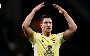 Vlahovic tỏa sáng, Juventus vực dậy sau cú sốc Champions League