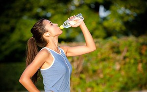 Uống nước đúng cách khi chạy bộ