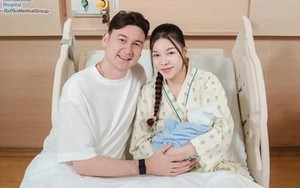 Đặng Văn Lâm trở thành ông bố bỉm sữa, chăm con cực khéo