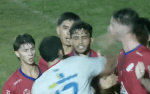 Cầu thủ bị đuổi khỏi sân vì 'một đấm ngất luôn' đối thủ