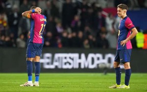 Barcelona chia rẽ vì phong cách bóng đá của Hansi Flick: Tận hiến hay tự vẫn?