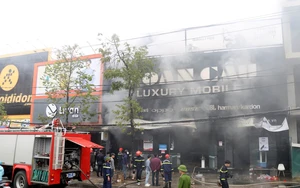 Dập tắt vụ cháy tại cửa hàng điện tử ở trung tâm thành phố Đồng Hới, Quảng Bình