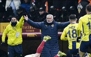 Jose Mourinho nhận án phạt cực nặng