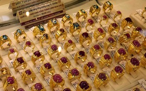 Người dân mua vàng lấy "hên" dù giá vàng tăng vọt