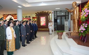 Khai mạc trưng bày chuyên đề "Hồ Chí Minh - Tên Người sáng mãi"