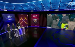 Nhà vô địch thế giới tặng 'quần' cho người hâm mộ, CĐV tranh thủ 'ngửi' luôn trên sân