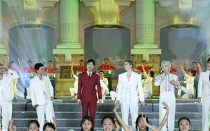 Dàn 'Anh trai say hi' gây xúc động khi hát hit 'Khát vọng là người Việt' mừng ngày thành lập Đảng