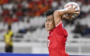 Sao Indonesia thể hiện ‘tuyệt kỹ’ ném biên ở Thái Lan, giành ngay giải thưởng cá nhân và được khen ngợi