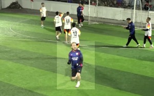 HLV Mano Polking lập siêu phẩm trên sân phủi sau pha kiến tạo của Lương 'dị'