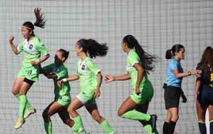 Huỳnh Như sút tung lưới thủ môn Brazil ở cuộc rượt đuổi bàn thắng kịch tính, nhận danh hiệu Cầu thủ hay nhất trận