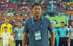 HLV của Công Phượng bật khóc trong ngày chia tay đội bóng