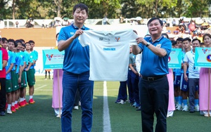 HLV Kim Sang Sik gây bất ngờ cho sinh viên Việt Nam