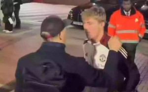 Người hâm mộ MU lo lắng về Rasmus Hojlund sau khoảnh khắc với huyền thoại CLB bên ngoài Old Trafford