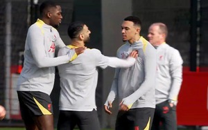 Salah và Alexander-Arnold va chạm căng thẳng trên sân tập trước trận tái đấu PSG