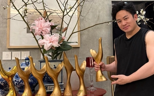 Tùng Dương khoe 'gia tài' cúp Cống hiến