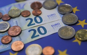 Đồng euro tăng vọt sau thông báo tái vũ trang của châu Âu
