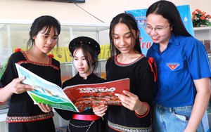 TTXVN trao tặng Tủ sách Đinh Hữu Dư và tuyên truyền phòng chống tin giả tại Phú Yên