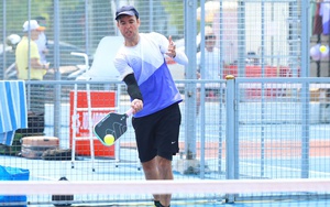 Pickleball ra cửa gặp… 'lùm xùm'