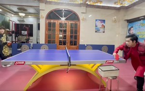 VIDEO ca sĩ Ngọc Sơn thể hiện kỹ năng chơi bóng bàn trước nhà vô địch thế giới của Nhật Bản