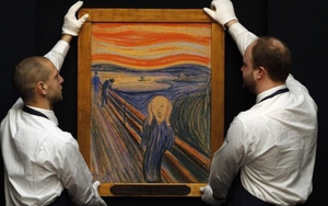 Khung cửa hẹp nhìn sau "Tiếng thét"