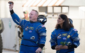 Hành trình trở về đầy cảm xúc của hai phi hành gia mắc kẹt 9 tháng ngoài không gian