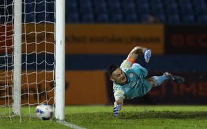 Thủ môn Việt kiều vắng mặt dài hạn, CLB TPHCM lao đao