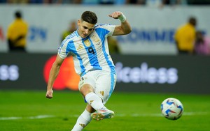 Đến lúc Julian Alvarez sắm vai Messi ở Argentina