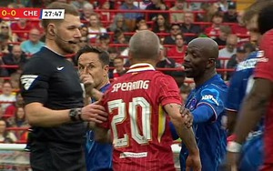 Suýt xẩy ra ẩu đả trong trận đấu của các huyền thoại bóng đá