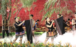 Chương trình nghệ thuật thời trang thổ cẩm "Ngày mới trên sóc Bom Bo"