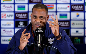 HLV Kluivert có hành động thiếu chuyên nghiệp trước trận Indonesia gặp Bahrain, phải lên tiếng xin lỗi