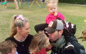 Kiều nữ tennis Anna Kournikova tái xuất cùng ba con