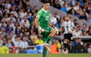 Thủ môn Argentina lại gây tranh cãi khi tâng bóng như trêu ngươi cầu thủ và CĐV Brazil, khiến HLV phải nhắc nhở