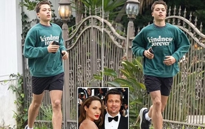 Bí ẩn đằng sau áo "Kindness Forever" của con trai Angelina Jolie: 10 năm không gặp cha Brad Pitt