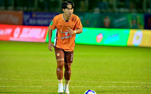 Tân binh của ĐT Việt Nam dính chấn thương, phải ngồi xe lăn vì lí do không ai ngờ