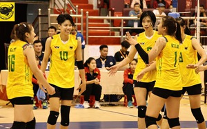 Trần Thị Thanh Thúy và Ngọc Hoa giúp đội nhà lội ngược dòng thắng CLB của HLV Tuấn Kiệt