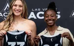 Khoảnh khắc 'không mặc áo' của nữ cầu thủ bóng rổ cao 1,98 m gây sốt