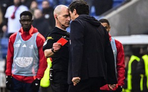 HLV tại Ligue 1 trả giá cực đắt vì... húc đầu trọng tài