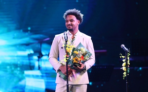 Bóng đá Việt Nam giữ 'lửa' Cống hiến 