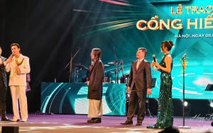 1 chiếc cúp Cống hiến và 3 lớp học được xây