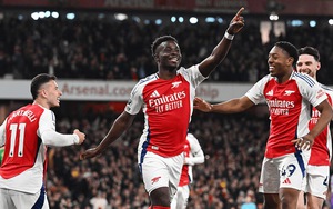 Saka tái xuất ấn tượng, Arsenal thắng kịch tính ở derby London, vẫn nuôi hy vọng vô địch