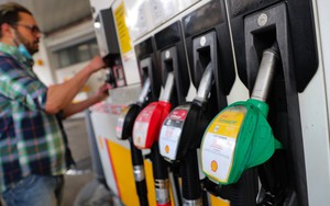 Giá dầu thế giới quay đầu giảm mạnh do căng thẳng Mỹ-Trung