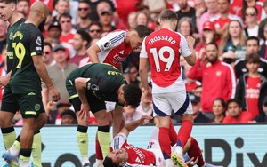 Sao Arsenal tố đối thủ cố tình triệt hạ suýt làm mình 'gãy chân'
