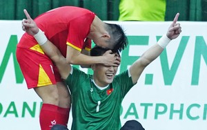 Hồ Văn Ý nói gì sau khi sút tung lưới thủ môn hay nhất thế giới Higuita?