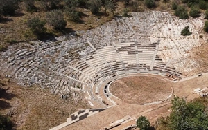 Nhà hát cổ 10.000 chỗ ngồi ẩn mình dưới cánh đồng ô liu ở Hy Lạp