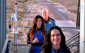 Katy Perry và hội chị em hét lớn khi bay vào vũ trụ trên con tàu của Blue Origin