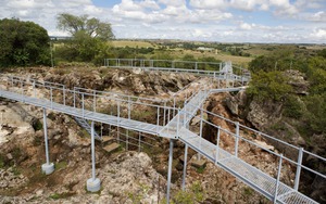 Hang động tổ tiên loài người mở cửa trở lại