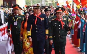 Bộ trưởng Bộ Quốc phòng Việt Nam và Bộ trưởng Bộ Quốc phòng Trung Quốc thăm Trường Tiểu học Đồng Đăng